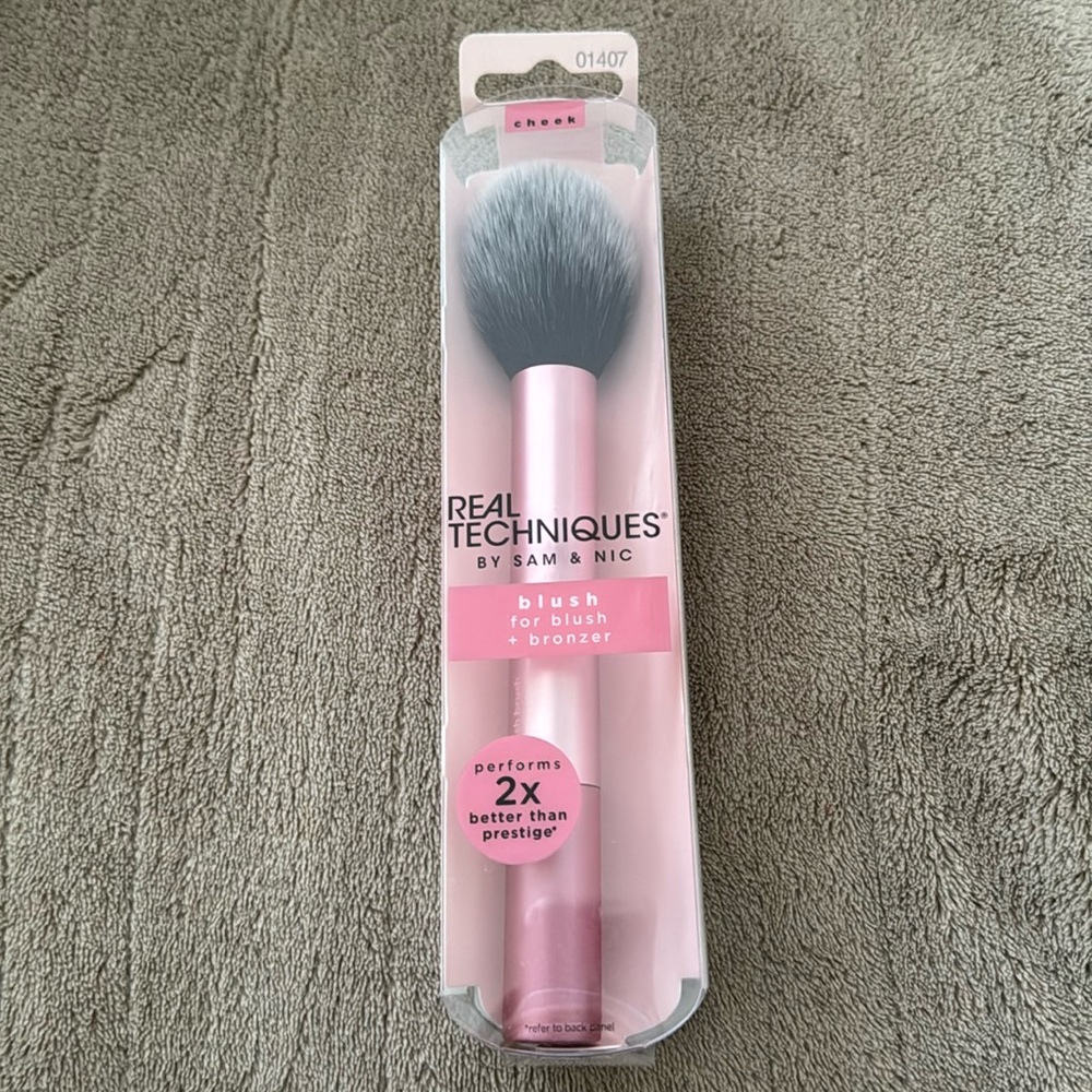 BNIB REAL TECHNIQUES BRUSH FOR BLUSH + BRONZER